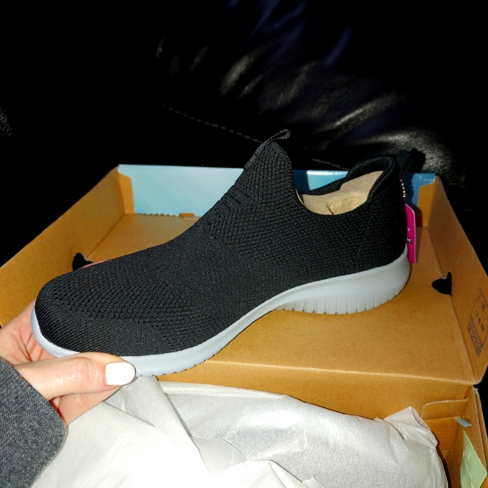 Sketchers Tennis Shoes